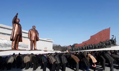 Hành động khác lạ của Kim Jong-un dịp lễ kỷ niệm quan trọng - 2