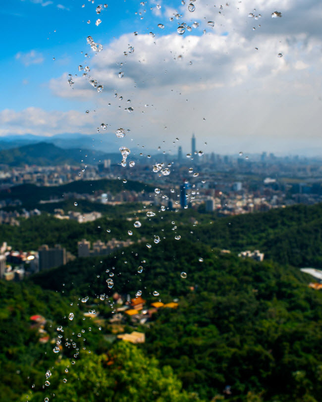 Khung cảnh thành phố Đài Bắc nhìn từ một ngôi đền trên đỉnh núi.