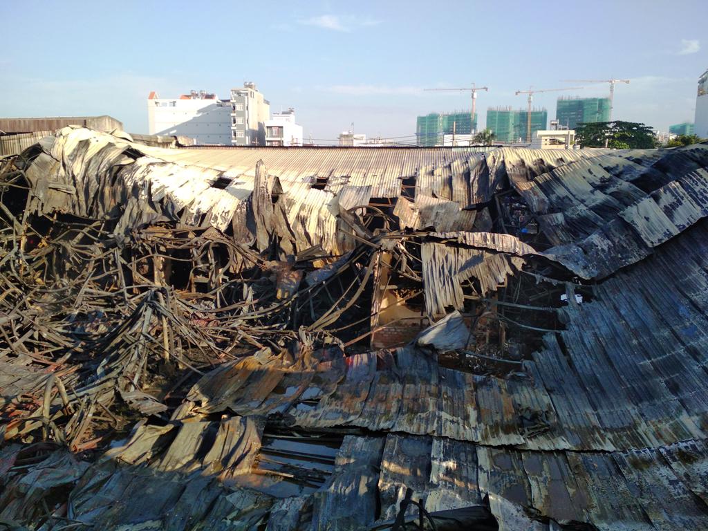 Người dân “chết đứng” trở về nhà sau đám cháy tại xưởng nhựa - 1