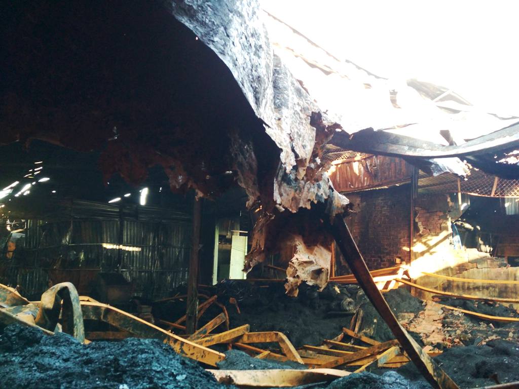 Người dân “chết đứng” trở về nhà sau đám cháy tại xưởng nhựa - 2