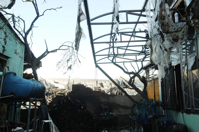 Người dân “chết đứng” trở về nhà sau đám cháy tại xưởng nhựa - 3