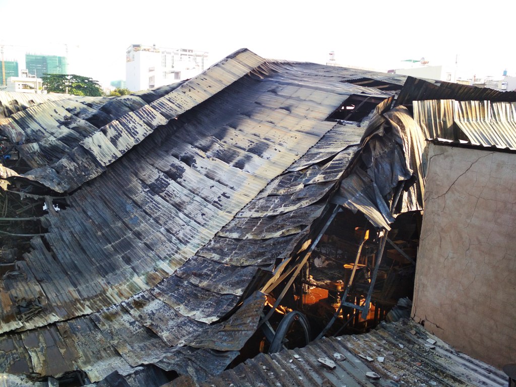 Người dân “chết đứng” trở về nhà sau đám cháy tại xưởng nhựa - 6