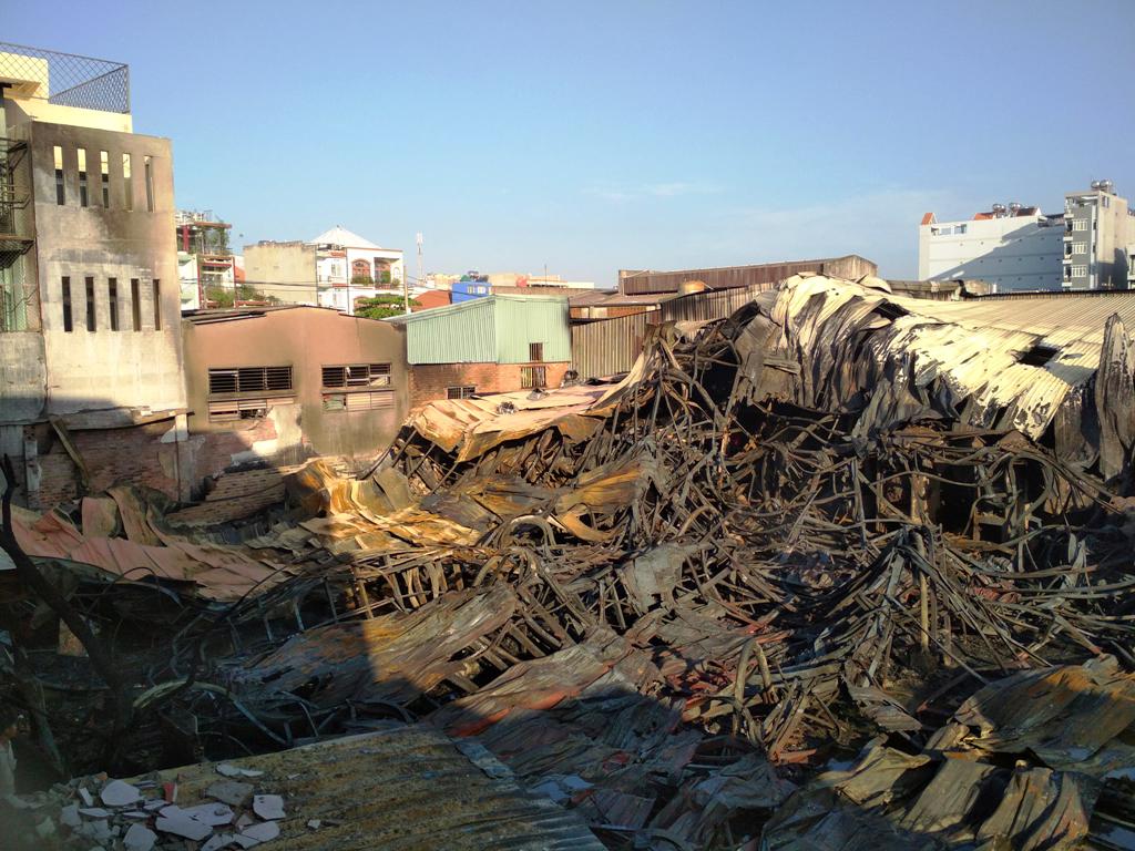 Người dân “chết đứng” trở về nhà sau đám cháy tại xưởng nhựa - 5