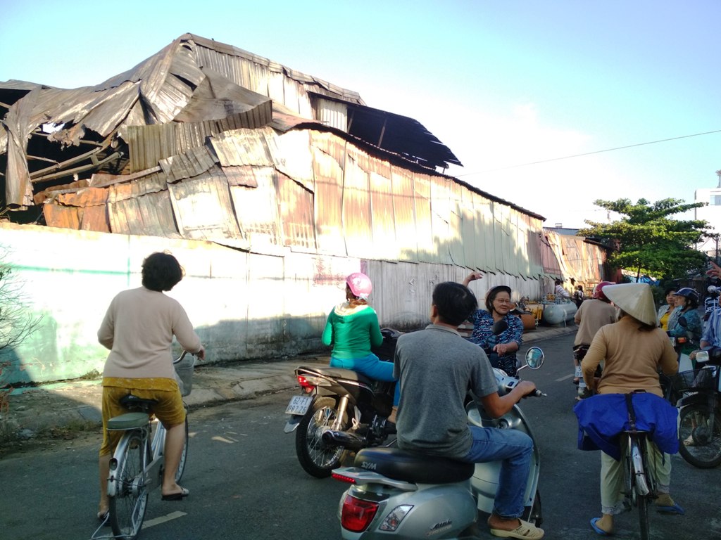 Người dân “chết đứng” trở về nhà sau đám cháy tại xưởng nhựa - 7