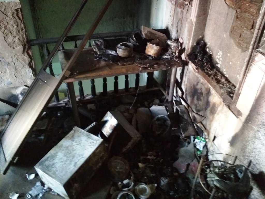 Người dân “chết đứng” trở về nhà sau đám cháy tại xưởng nhựa - 12