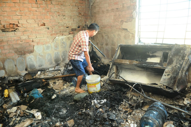 Người dân “chết đứng” trở về nhà sau đám cháy tại xưởng nhựa - 11