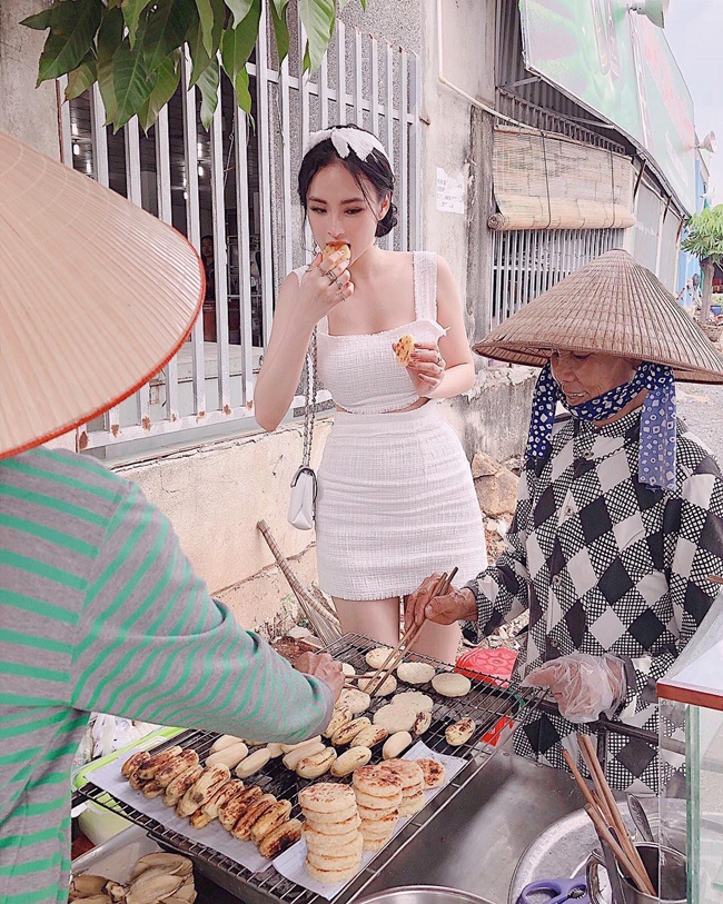 Mới đây, Angela Phương Trinh đăng tải bức ảnh diện đầm trắng hai dây sexy đi ăn bánh sắn nướng vỉa hè khiến dân tình "xốn mắt". Bức hình nhận được hơn 32.000 lượt thích.