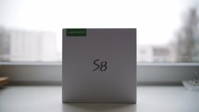 Hộp đựng dành cho Leagoo S8 được thiết kế đơn giản với dòng chữ S8 cùng thương hiệu Leagoo ở mặt trước.