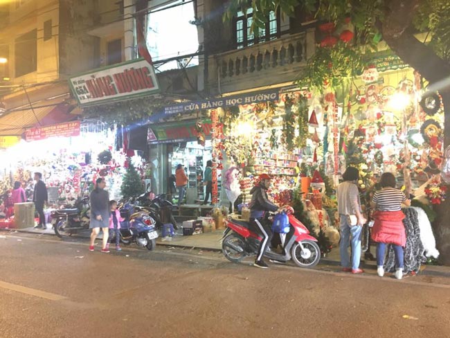 Cận kề Giáng sinh, cây thông Noel loạn giá - 1