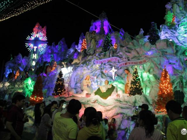 TP HCM: Hàng nghìn người đổ về xóm đạo đón Noel sớm