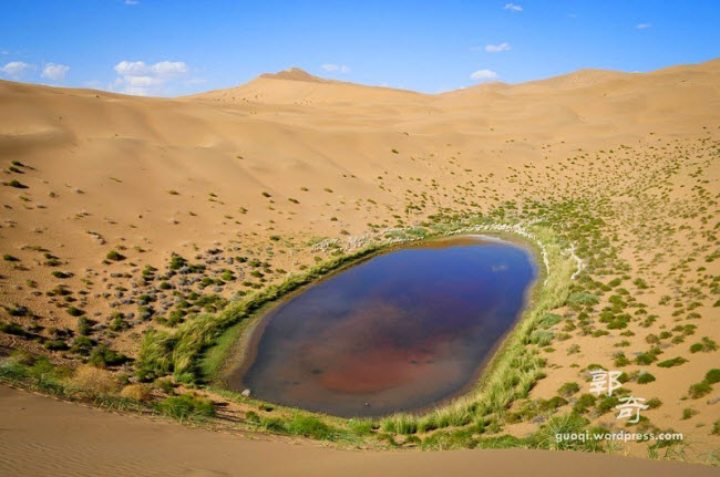 Những hồ nước bí ẩn trên sa mạc đẹp như tiên cảnh ở Trung Quốc - 1