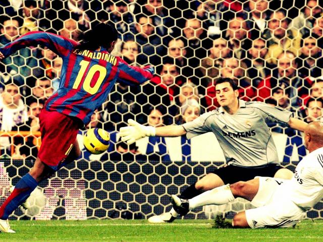Real - Barca: “Ma thuật” Ronaldinho che mờ Rô béo, ”hạ gục” fan Real