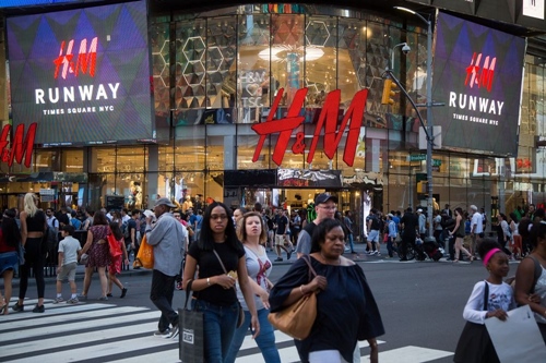 Bị Zara lấn át, H&M thất thế, tiếp tục đóng một loạt cửa hàng - 1