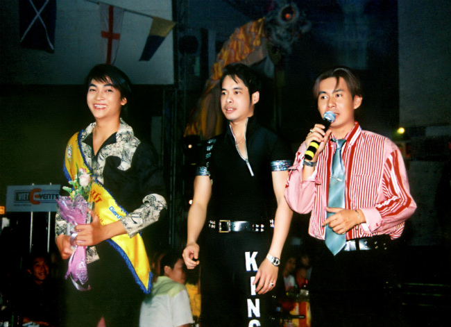 Ngọc Sơn trao giải nhất cho Khương Ngọc trong cuộc thi Diễn viên Điện ảnh triển vọng năm 2004.