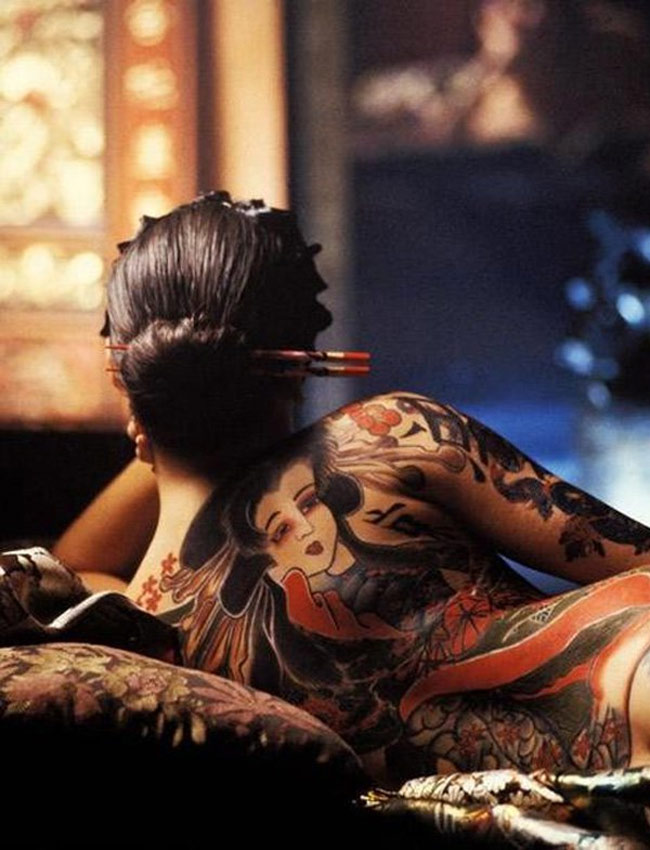 Hình xăm geisha lớn, đầy đủ thân người tượng trưng cho sự nữ tính, vẻ quyến rũ và nghệ thuật.