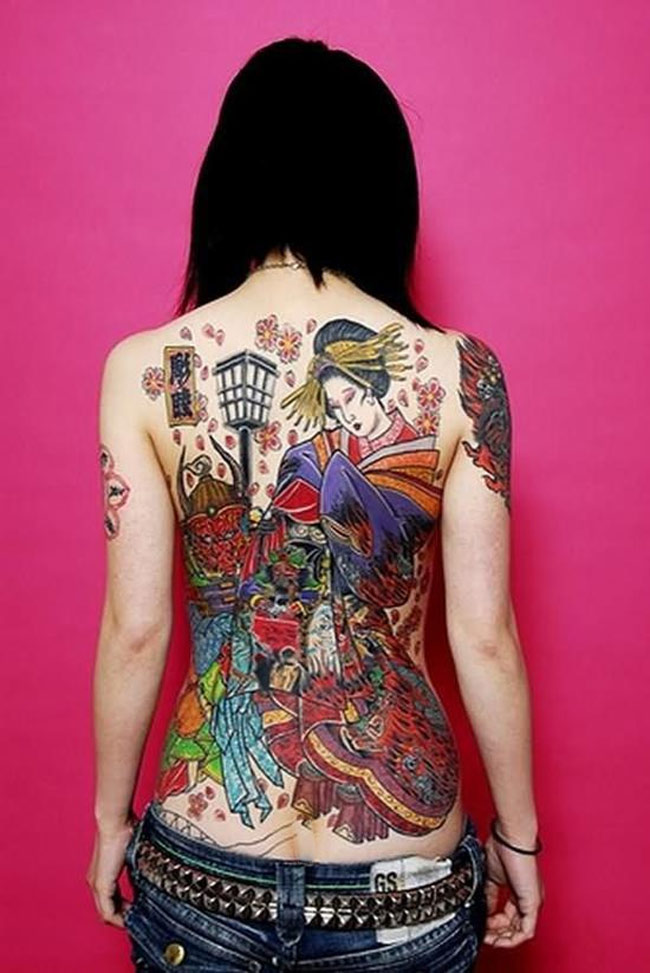 Hình xăm geisha cầm quạt mang ý nghĩa về sự bí ẩn và sang trọng.
