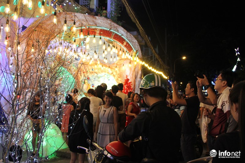 TP HCM: Hàng nghìn người đổ về xóm đạo đón Noel sớm - 6