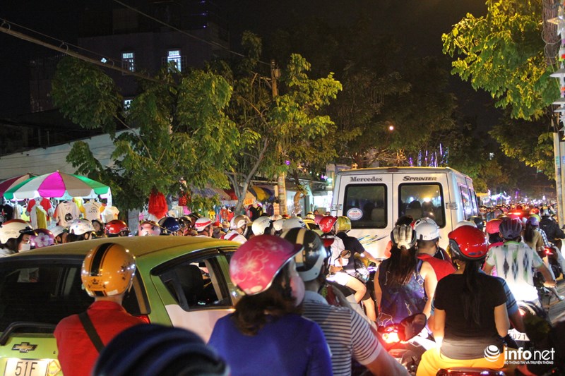 TP HCM: Hàng nghìn người đổ về xóm đạo đón Noel sớm - 13