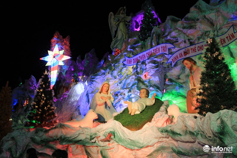 TP HCM: Hàng nghìn người đổ về xóm đạo đón Noel sớm - 3