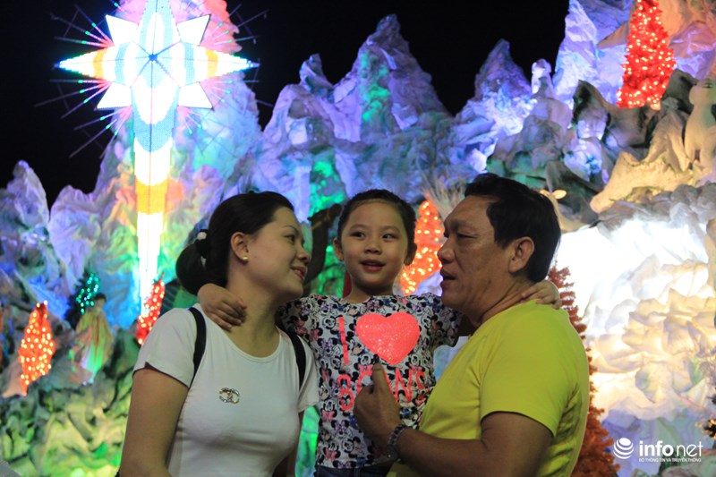 TP HCM: Hàng nghìn người đổ về xóm đạo đón Noel sớm - 8