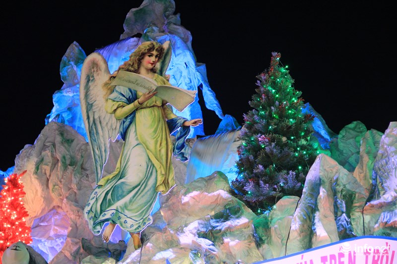 TP HCM: Hàng nghìn người đổ về xóm đạo đón Noel sớm - 2