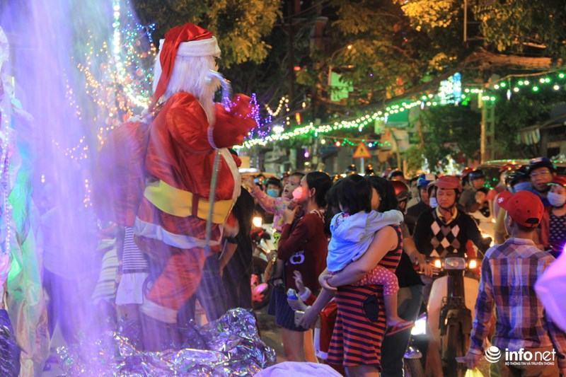 TP HCM: Hàng nghìn người đổ về xóm đạo đón Noel sớm - 7