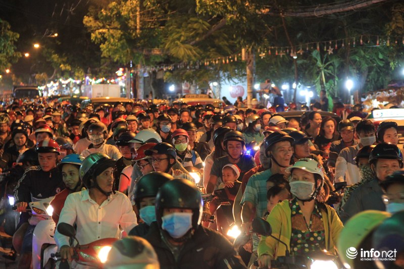 TP HCM: Hàng nghìn người đổ về xóm đạo đón Noel sớm - 12