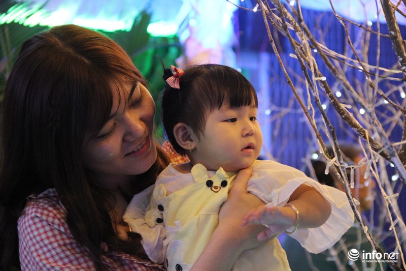 TP HCM: Hàng nghìn người đổ về xóm đạo đón Noel sớm - 11