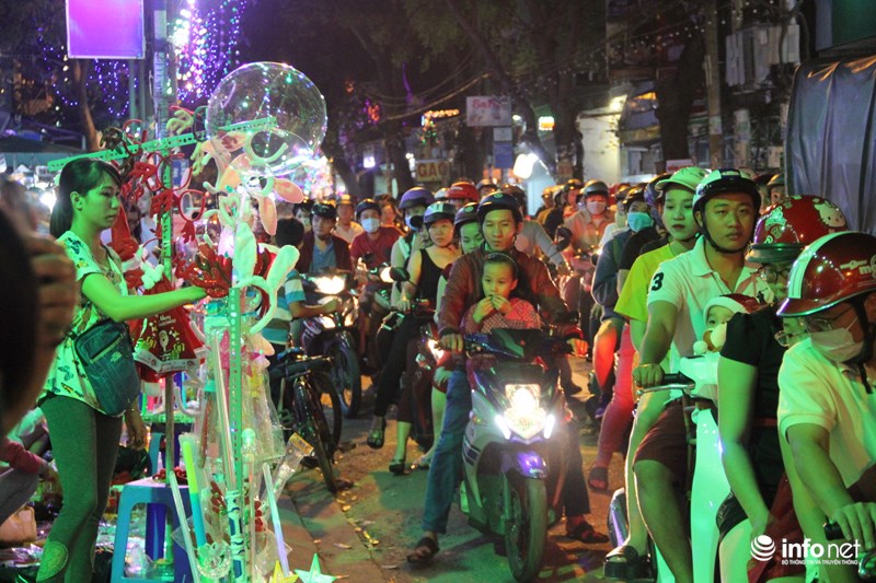 TP HCM: Hàng nghìn người đổ về xóm đạo đón Noel sớm - 14