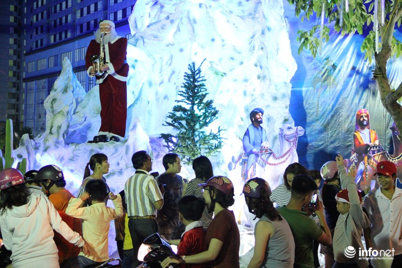 TP HCM: Hàng nghìn người đổ về xóm đạo đón Noel sớm - 5