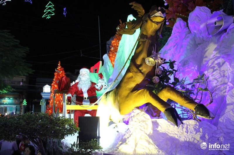 TP HCM: Hàng nghìn người đổ về xóm đạo đón Noel sớm - 4