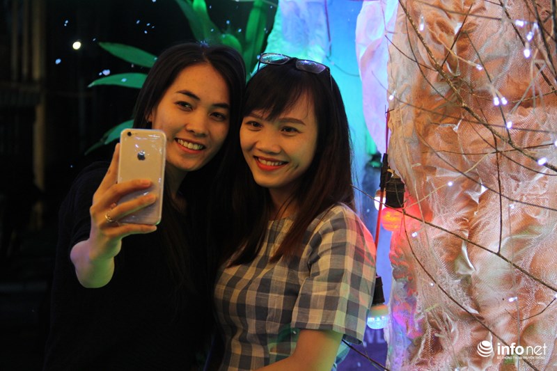 TP HCM: Hàng nghìn người đổ về xóm đạo đón Noel sớm - 10