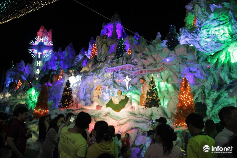 TP HCM: Hàng nghìn người đổ về xóm đạo đón Noel sớm - 1