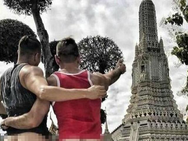 Chụp ảnh khoe vòng 3 trước chùa thiêng ở Thái Lan, du khách nhận ”kết đắng”