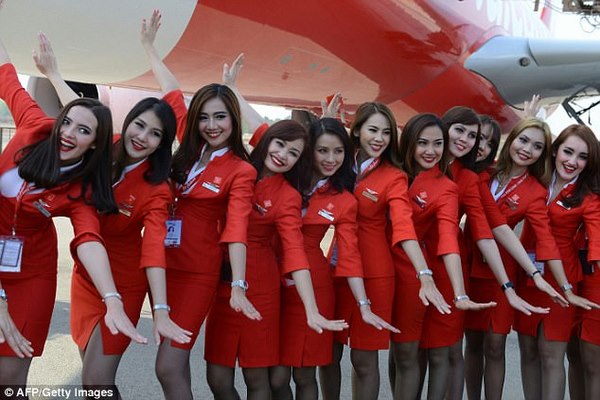 Tiếp viên hàng không Malaysia bị chỉ trích vì váy ngắn - 1