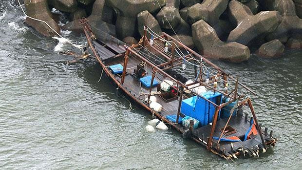 Video: Giải cứu ngư dân Triều Tiên từ “tàu ma” sắp chìm - 2