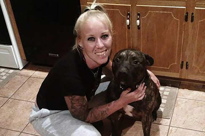 Mỹ: Sốc khi thấy chó pit bull gặm xác nữ chủ nhân trong rừng - 1