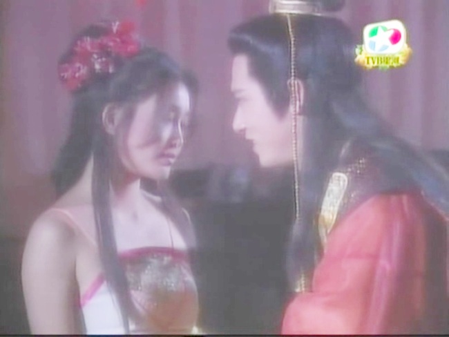 Ôn Bích Hà được mệnh danh là "chị dâu Võ Tòng" sexy nhất màn ảnh nhờ vai diễn Phan Kim Liên trong phim "Mối hận Kim Bình" 1994.