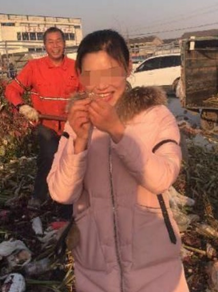 TQ: Bới 13 tấn rác, tìm được vật quý 380 triệu đồng - 2