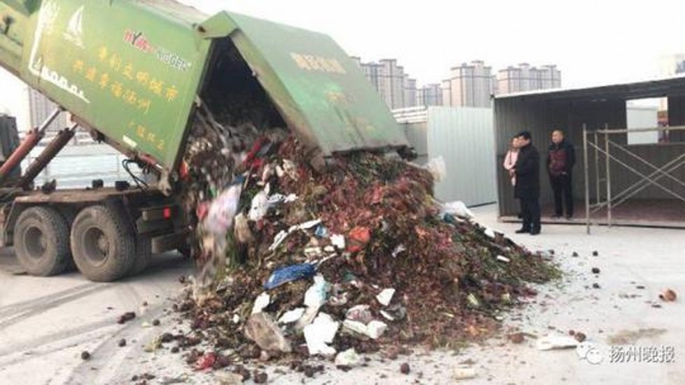 TQ: Bới 13 tấn rác, tìm được vật quý 380 triệu đồng - 1