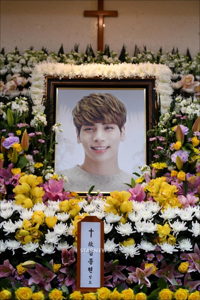 Đám tang trong nước mắt của ca sĩ Jong Hyun qua đời ở tuổi 27 - 1