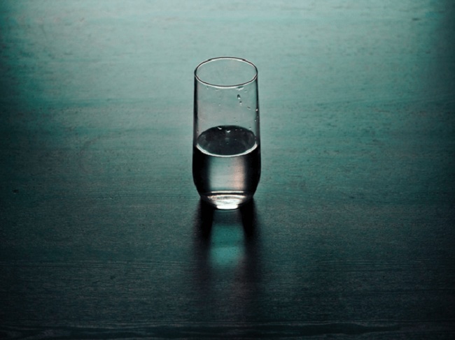 1. Uống nhiều nước: Khi có sỏi thận, người bệnh phải uống ít nhất 12 ly nước mỗi ngày thay vì 8 ly như người bình thường. Nên chú ý màu sắc nước tiểu vì đó là dấu hiệu dễ nhận nhận biết nhất cơ thể của bạn có đang bị thiếu nước hay không.