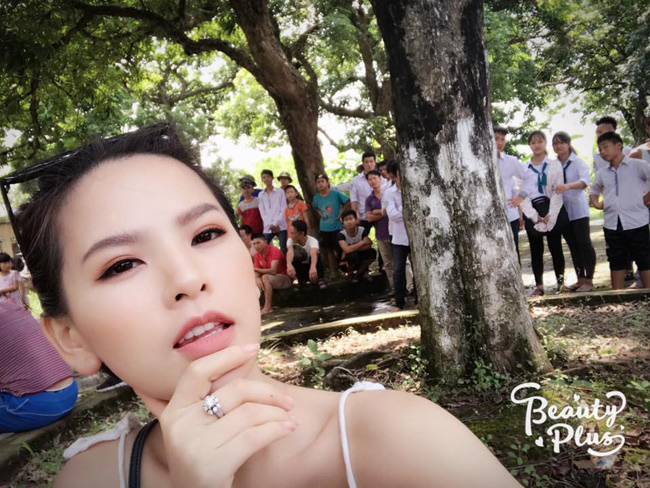 Phi Huyền Trang được khán giả chú ý khi cô tham gia cảnh quay ngoài trời.