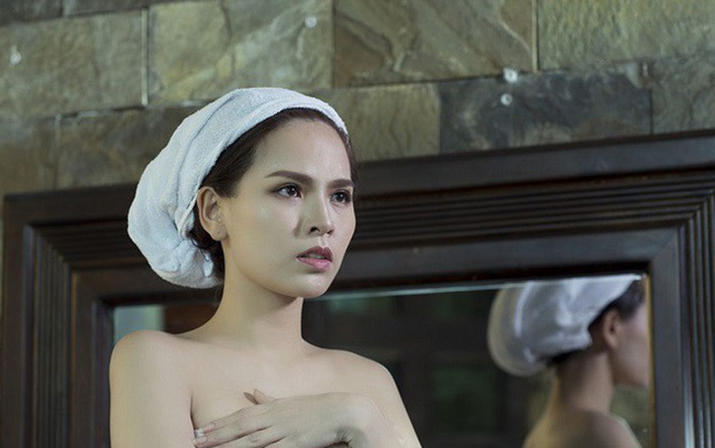 Phi Huyền Trang còn gây chú ý trong một clip táo bạo bước ra từ phòng tắm.