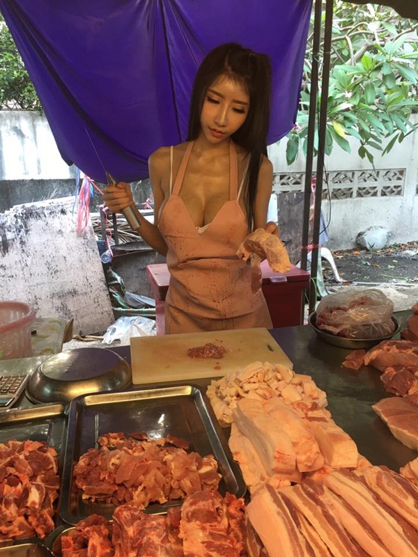 Cô gái Thái mặc bikini bán thịt lợn gây sốt dân mạng - 1