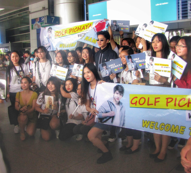 Nam thần phim Thái 18+ được fan Việt chào đón tại sân bay - 1