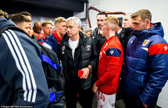 MU nguy cơ trắng tay: Mourinho tìm đường thoát thân đến PSG - 2