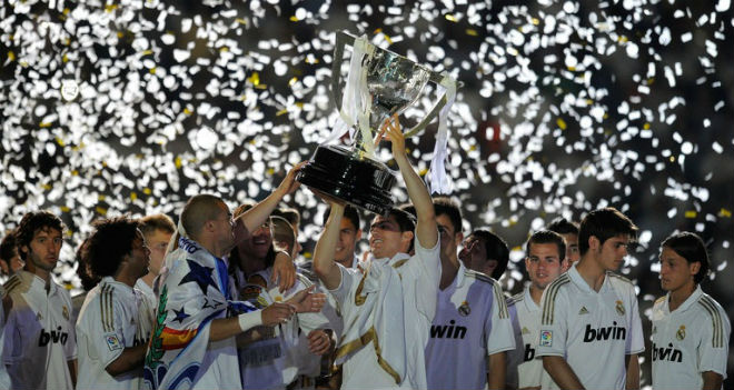 Nhà vô địch vĩ đại: Real – Mourinho “thần thánh”, Barca hít khói 100 điểm - 2