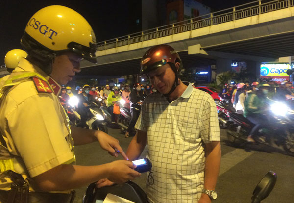 Theo chân CSGT kiểm tra dân nhậu Sài Gòn - 2