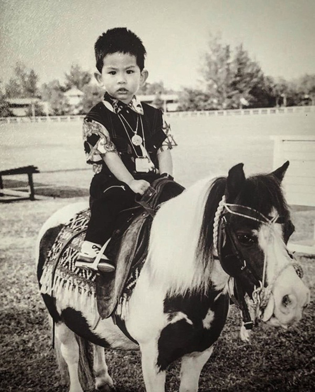 Abdul Mateen là con trai thứ 10 của Quốc vương Haji Hassanal Bolkiah. Anh sinh ngày 10/8/1991. Trong danh sách kế vị Quốc vương Brunei, Mateen xếp ở vị trí thứ 6.